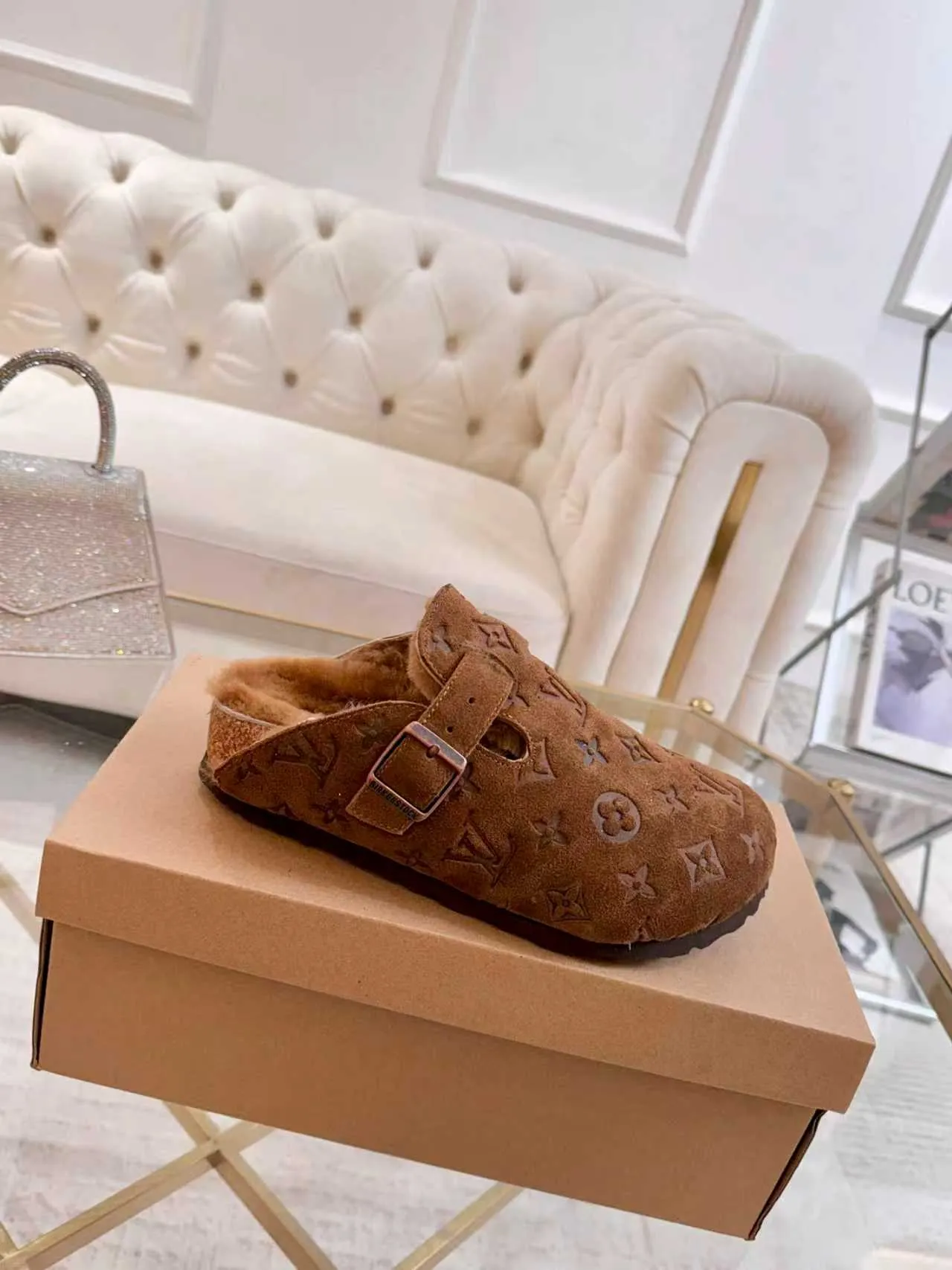 p600 ✨ LV wool slippers for couples｜Even the toes exude a sense of luxury ✨ We have achieved the ultimate restoration of the "high version" of this pair of LV classic Birkenstock slippers, with the mark of luxury in every detail. 👫 ▫️ Original jacquard with delicate cowhide leather, retro texture is at your fingertips; ▫️ 100% pure wool lining, wearing barefoot is like stepping on clouds, skin-friendly, breathable and not sweaty; ▫️ Three-dimensional toe cap + non-slip rubber sole, safe and secure when walking in the wind.  The belt buckle and presbyopia elements are embellished, revealing the aura of a big-name brand in a low-key manner. Whether it is on a date or out on the street, every step is like walking in the middle of a show.  Pair it with jeans for a lazy and casual look; with a coat and skirt, it will look elegant. With one pair of shoes, you can easily switch between multiple styles, and you never have to be deliberate about the sense of luxury.  #LVcouples #high-endwear #lightluxurylife #quality recommendation Fabric: classic presbyopia/imported sheepskin/classic jacquard fabric Lining: imported wool lining Sole: original rubber sole Size: Female 35-41 Male 38-46